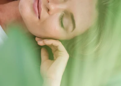 Mujer con ojos cerrados en sesión de relajación facial