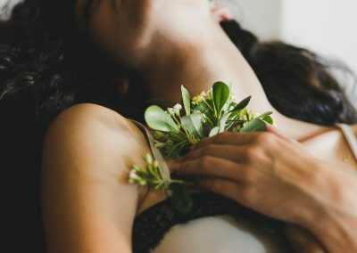 Mujer disfrutando de tratamiento de spa con flores