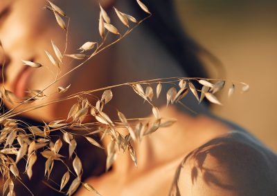 Mujer en campo con luz natural