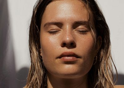 Mujer con los ojos cerrados disfrutando del sol