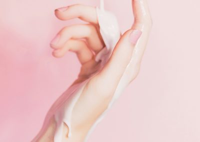 Primer plano de mano aplicando crema corporal